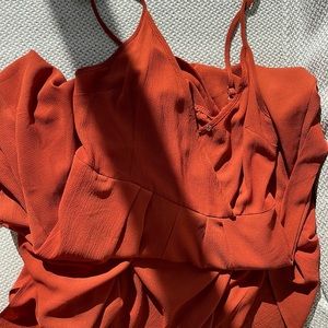Beautiful summer jumpsuit! The colour is amazing, brown to dark orange. Size M.
